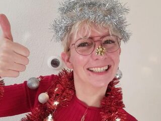 Zo luisteren jullie in een feestelijke outfit naar de Top 2000