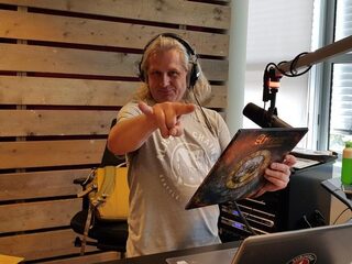 Mike Arntz belt in De Keiharde Pödcast met luisteraars over hun concertbelevingen