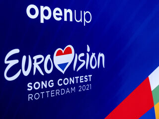 Hoe wordt bepaald of een inzending een politiek statement bevat?