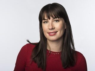 Emmely de Wilt stemt voor de NPO Radio 2 Top 2000