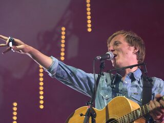 Lucky Fonz III over een sukkel zijn in Holy Hits