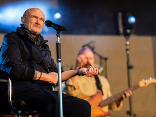 Phil Collins vermaakt al zittend bomvol Goffertpark