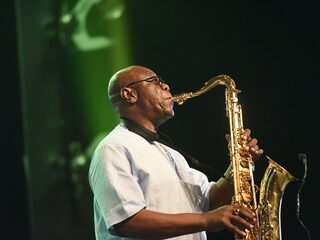 Saxofonist Manu Dibango (86) die 'Mama Appelsap' maakte overleden