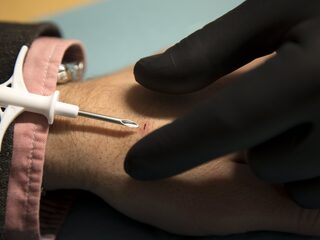 Allan heeft een chip in zijn hand die dient als sleutelbos