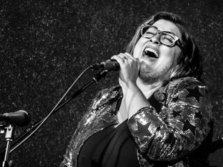 Simone in gesprek met zangeres en trompettiste Jennifer Hartswick