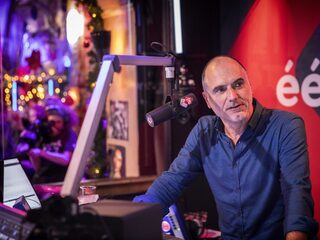 Doe mee met de live pubquiz in het Top 2000 Online Café met Leo Blokhuis!