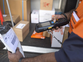 Duits echtpaar dagelijks bedolven onder de pakketjes