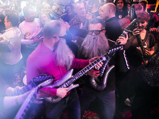 Helemaal los op je luchtgitaar