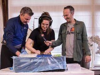 Cielke maakt een haring schoon in Volendam