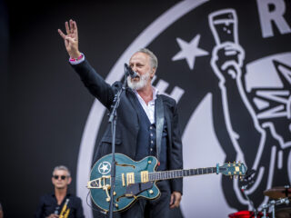 Boycot carnavalsvereniging brengt Rowwen Hèze De Peel In Brand