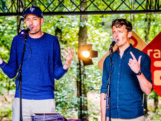 Lange Frans en Baas B spelen live 'Het Land Van Vriendschap'