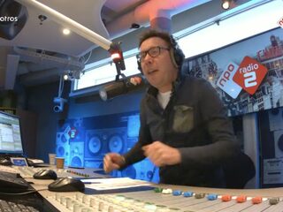 Annemieke krijgt een cadeau van Bert