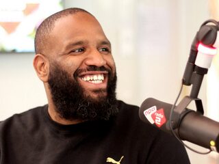 Willie Wartaal dansend op een brancard