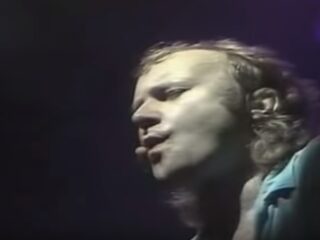 Phil Collins en Eric Clapton samen op het podium