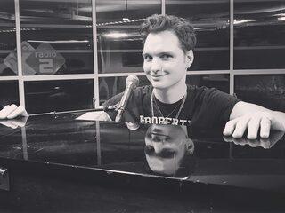 Jett Rebel emotioneert JW met een speciaal optreden