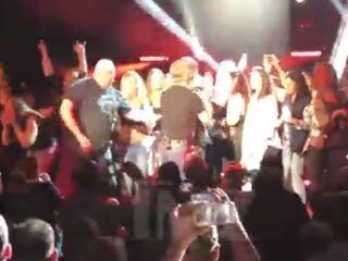 Bush nodigt fans uit op podium en dat gaat mis