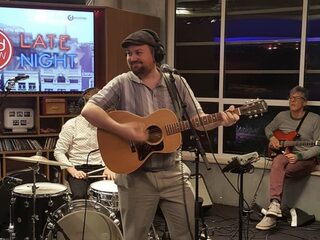 Tim Knol speelt nieuwe single live bij Roodshow