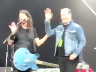 John Travolta verschijnt op podium bij Foo Fighters