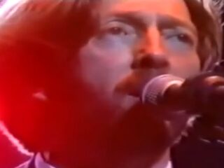 Eric Clapton treedt in 1990 op met National Philharmonic Orchestra