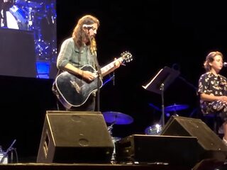 Dave Grohl en dochter coveren Adele