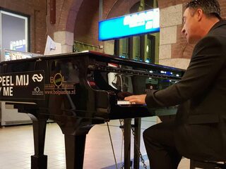 Hans bespeelt in één dag alle piano's op de Nederlandse stations