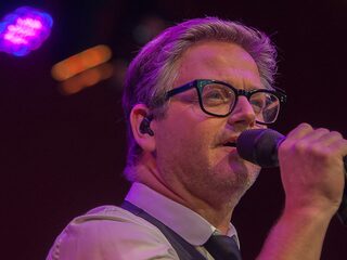 Guus Meeuwis live bij Muziekcafé