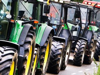 Met de trekker naar de drive-in boerenbioscoop