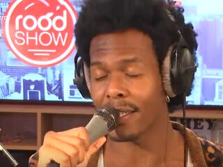 Jeangu Macrooy live bij Roodshow