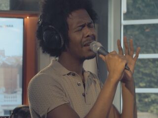 Jeangu Macrooy live bij Ekdom In De Ochtend