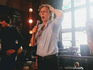 Paul McCartney geeft verrassingsoptreden in Liverpool