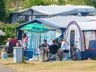 Buren maken camping (on)gezellig