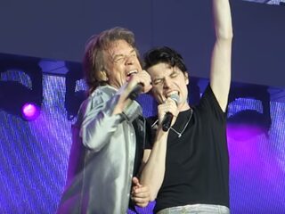 The Rolling Stones en James Bay doen 'Beast Of Burden'