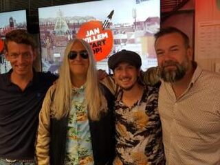 Young Gun Silver Fox aan de deurbel!