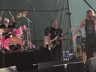 Roger Taylor op podium bij coverband Taylor Hawkins