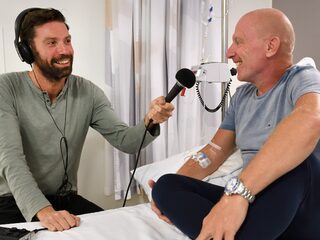 Timur spreekt Peter in het Antoni van Leeuwenhoek-ziekenhuis