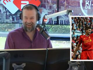 Wat betekent die opgestoken hand bij een hoekschop?