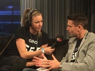 Annemieke in gesprek met woordvoerder Rode Kruis