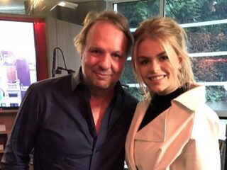 Davina Michelle speelt 'Duurt Te Lang' in Stenders Platenbonanza