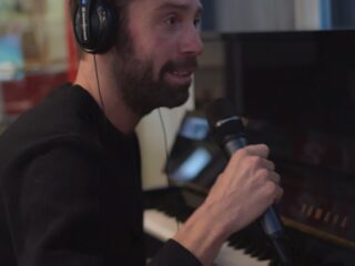 Timur speelt 'November' van Rowwen Hèze