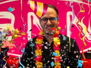 Franks Vroegste Felicitatie Service: "Ricardo werkt al 12,5 jaar bij de zaak!"
