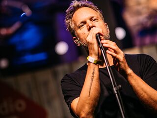 Diggy Dex live bij Muziekcafé vanaf Bierpop