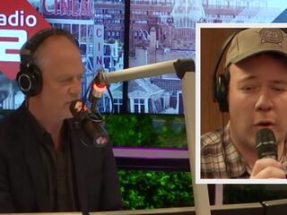 Jean-Pierre playbackt voor Stefan