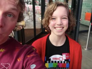 Matijn vlogt tijdens de Top 2000