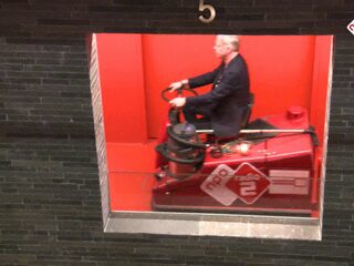 Stefan Stasse op de poetswagen