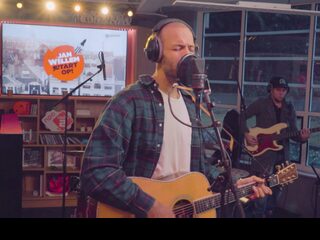 Alain Clark speelt live zijn nieuwe single