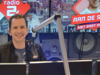 Bart bouwt nummer laagje voor laagje op