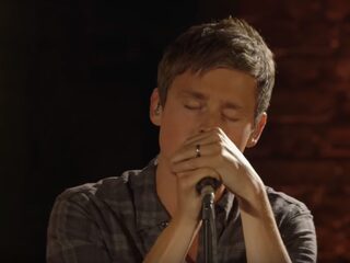 Keane speelt een ingetogen versie van 'Somewhere Only We Know'