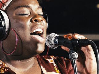 Yola live bij de Staat van Stasse