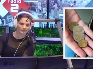 Is het oké om een dakloze geld te geven?