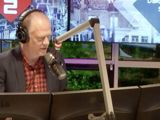 Stefan Stasse belt hotel om luisteraar te vinden